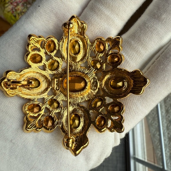 Kenneth Jay Lane Vintage Green and Gold Brooch - Picture 4 of 7
